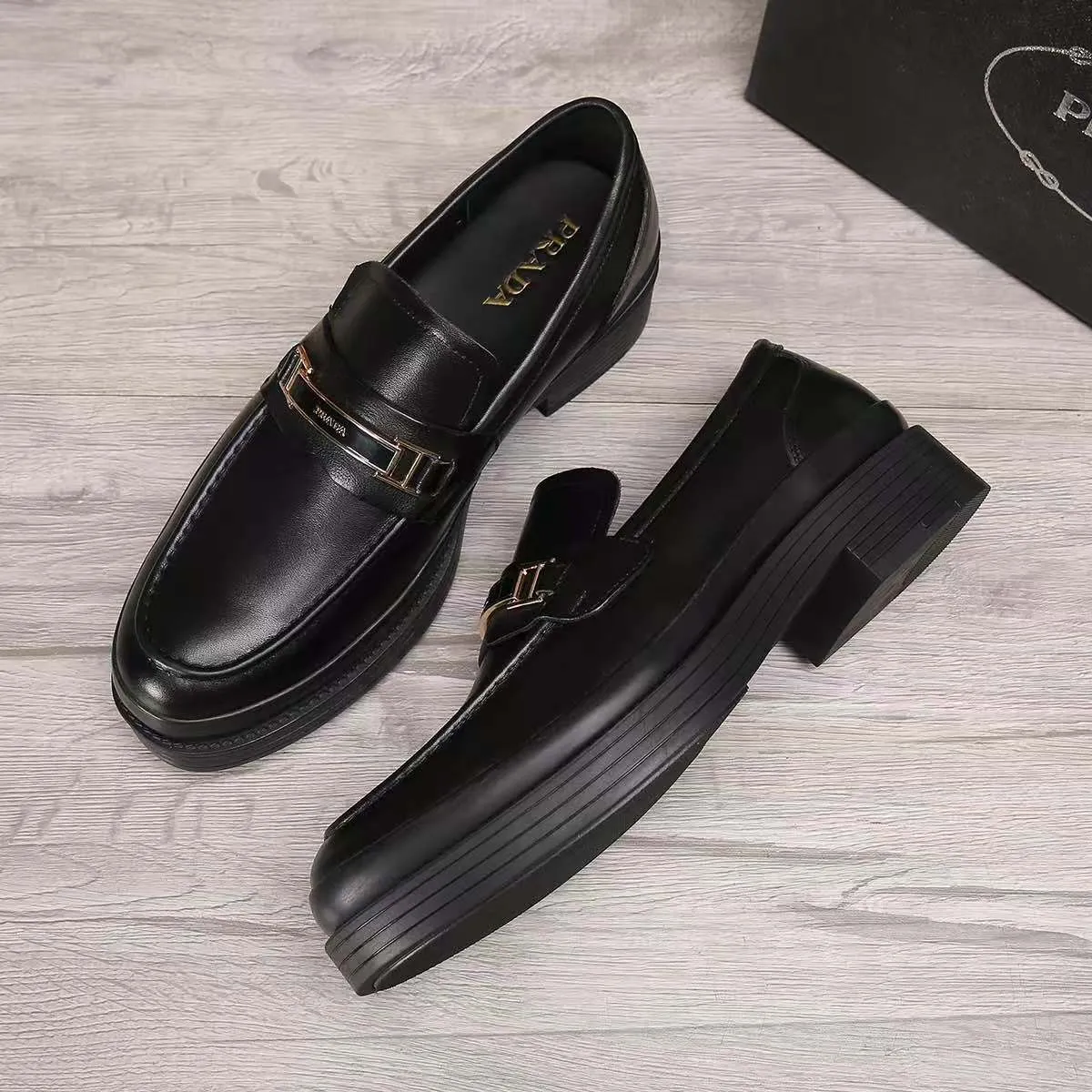 Men's shoes 💰540 💰💰🎩🎩【Prada】Counter 1:1⬆️original reproduction, absolute quality🆗Original outsole, high-quality imported rubber, wear-resistant and non-slip, never degummed, upper material: imported first-layer cowhide➕anti-slip foam outsole, official website material, lining material: water-dyed leather lining, 3 colors available! Code number 38-45